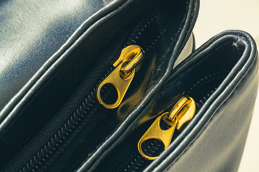 Leather bag zipper details