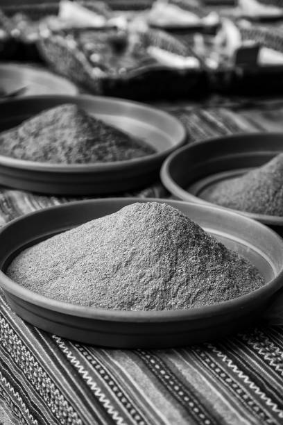 ground spices in a market - indian culture spice cooking herb imagens e fotografias de stock