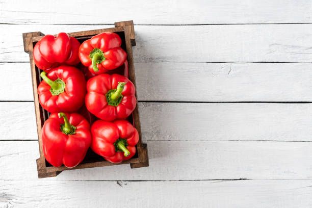 pimentão vermelho na caixa na mesa de madeira branca com espaço de cópia. vista superior - pepper bell pepper growth ripe - fotografias e filmes do acervo