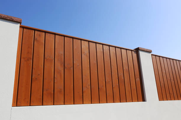 bella nuova recinzione in legno - privacy partition foto e immagini stock