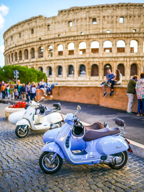 ローマ中心部のコロシアムの近くに駐車2つの素敵で特徴的なベスパスクーター - ベスパ ストックフォトと画像