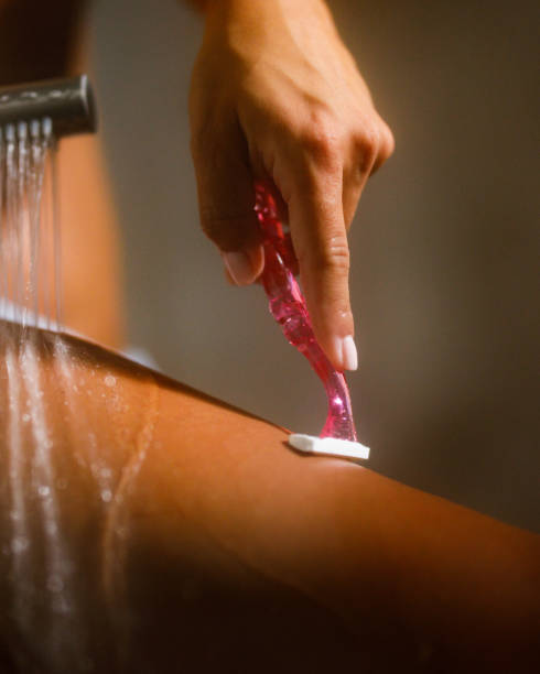 トイレで足を剃る女性。 - wet shave ストックフォトと画像