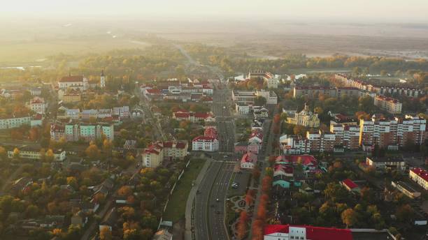 пинск, брестская область, беларусь. пейзаж пинского городского пейзажа осенним утром. вид с высоты птичьего полета на собор имени пресвятой - greyfriars church стоковые фото и изображения