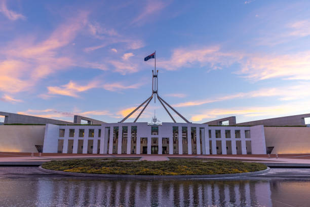 вид на закат здания федерального парламента в канберре - city urban scene canberra parliament house australia стоковые фото и изображения