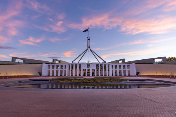 una vista amplia de la puesta de sol de la casa del parlamento federal en canberra - city urban scene canberra parliament house australia fotografías e imágenes de stock