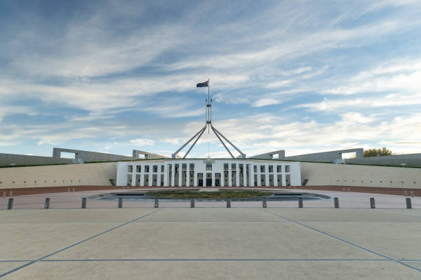 una vista por la tarde de la casa del parlamento federal en canberra - city urban scene canberra parliament house australia fotografías e imágenes de stock