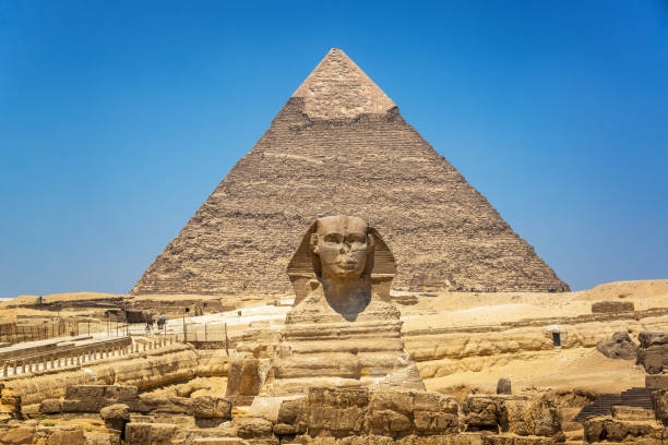 great sphinx and pyramid - pyramid of mycerinus imagens e fotografias de stock