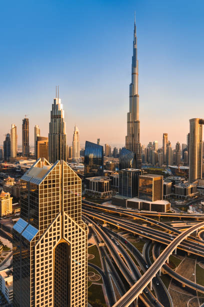 交通ジャンクションとブルジュ・ハリファを備えたドバイのスカイライン - futuristic dubai city traffic ストックフォトと画像