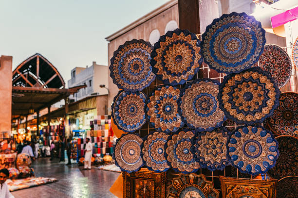 kunst- und handwerksmarkt im arabic souk in dubai, vae - bedding merchandise market textile stock-fotos und bilder