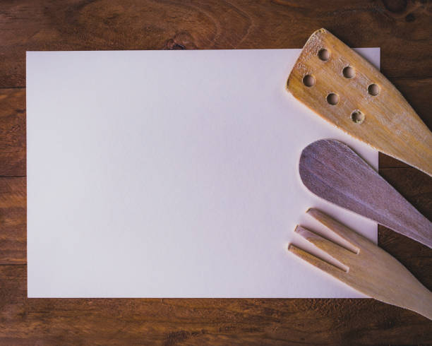 um convite para cozinhar criado com utensílios alimentares, com uma base de madeira e uma seção para escrever em preto. - manuscript star rustic book - fotografias e filmes do acervo