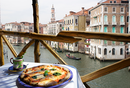 Pizza place terrace overlooks the venice canal