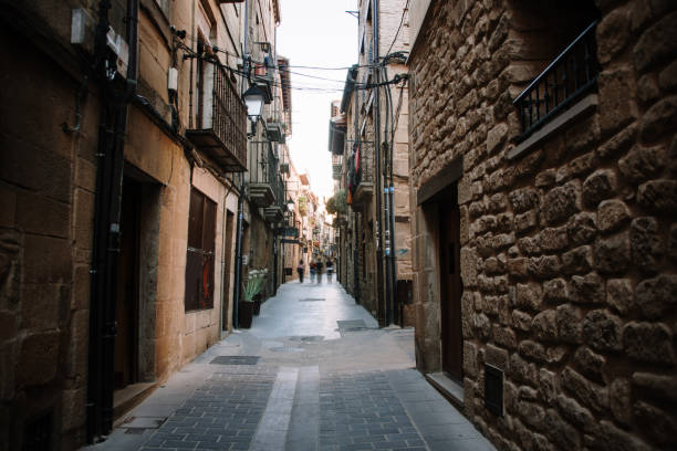 calle en laguardia, alava, españa - álava fotografías e imágenes de stock