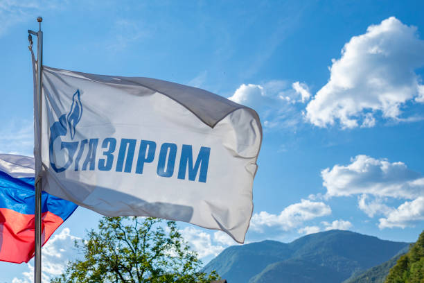gazprom-flagge gegen den himmel. gazprom ist ein öl- und gasunternehmen. region krasnodar, russland - 22. august 2020 - national landmark editorial color image horizontal stock-fotos und bilder