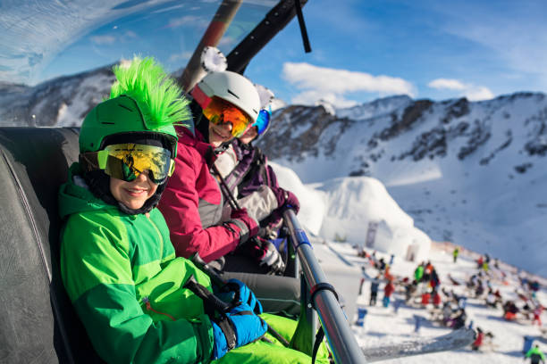 famiglia che si diverte a sciare nella soleggiata giornata invernale - skiing ski family friendship foto e immagini stock