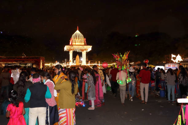 uma foto de interesse humano de uma cena noturna perto do palácio mysore com pessoas durante o festival de puja de dussehra em karnataka, índia. - architecture asia asian culture bangalore - fotografias e filmes do acervo