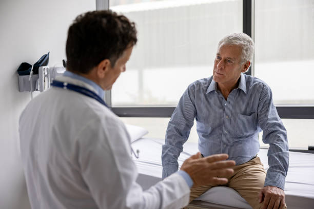 arzt spricht mit einem patienten in einer konsultation im büro - doctor stock-fotos und bilder