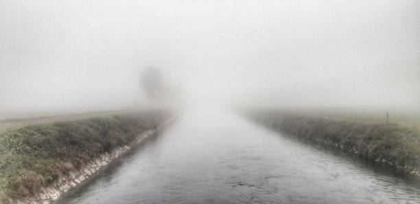 vue panoramique du brouillard sur le canal vacchelli (rivière adda) en novembre au lever du soleil (italie - lombardie - spino d’adda) - river adda photos et images de collection