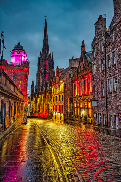 เอดินบะระรอยัลไมล์ที่มีชื่อเสียง, วิวกลางคืน - edinburgh scotland ภาพสต็อก ภาพถ่ายและรูปภาพปลอดค่าลิขสิทธิ์