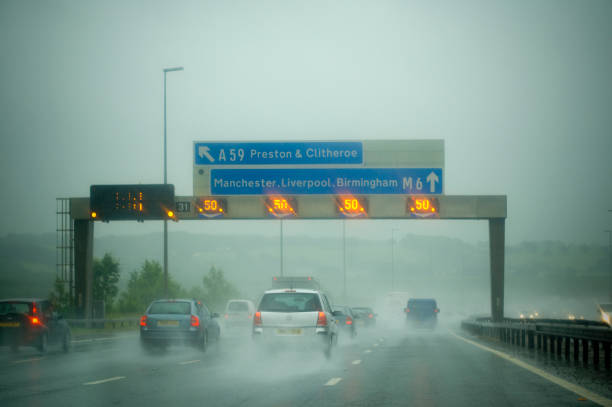 m6高速道路で大雨を乗り越えて運転 - raining cats and dogs 英語の慣用句 ストックフォトと画像