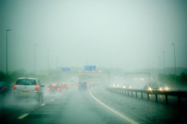 m6高速道路で大雨を乗り越えて運転 - raining cats and dogs 英語の慣用句 ストックフォトと画像