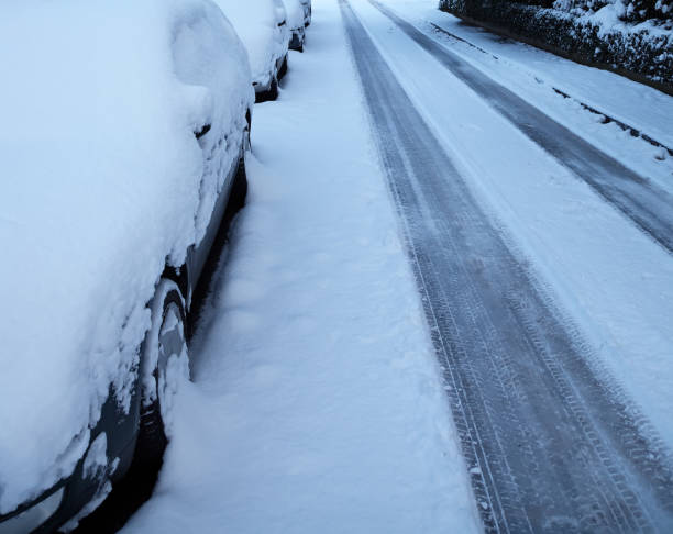 istock Snow covered cars 1352262404