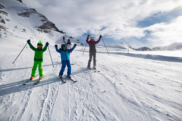 famille s’amusant à skier ensemble le jour de l’hiver - skiing teenager ski wear winter photos et images de collection