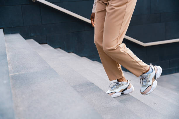 kobiece nogi, wchodzące po schodach - sports footwear zdjęcia i obrazy z banku zdjęć