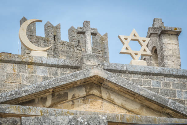 tempio di molte religioni - cristiana, ebraica e islamica - nella città di san marino - synagogue foto e immagini stock