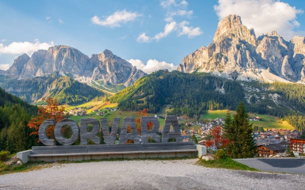 corvara en badia encantador pequeño pueblo de montaña italiano en el valle en el fondo sassongher hermosa montaña, provincia de bolzano, val gardena, tirol del sur - corvara fotografías e imágenes de stock