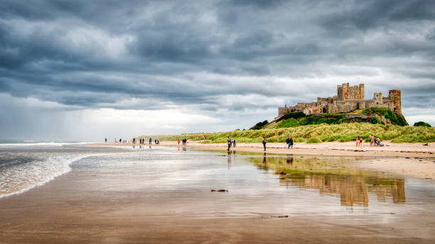 zamek bamburgh - bamburgh beach zdjęcia i obrazy z banku zdjęć