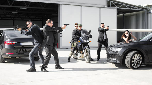 allenamento tattico. un team di sicurezza della guardia del corpo armato protegge le celebrità - security guard protection security staff bodyguard foto e immagini stock