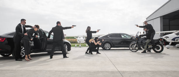 allenamento tattico. un team di sicurezza della guardia del corpo armato protegge le celebrità - security guard protection security staff bodyguard foto e immagini stock