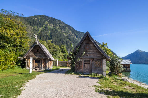 bergsee in bayern - walchensee lake stock-fotos und bilder