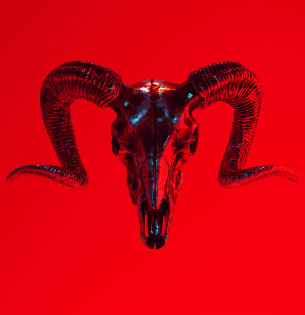 실버 램 두개골 혈액 빨간 푸른 사악한 사이버 펑크 부두 개념 - animal skull 뉴스 사진 이미지