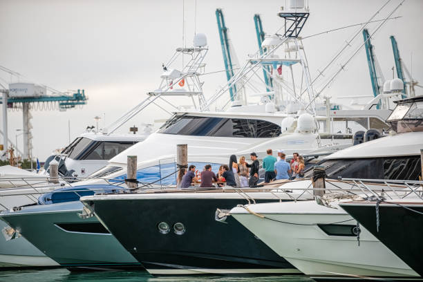 navires bateaux nautiques avec yacht amarré dans la marina du port de south beach en floride avec des gens faisant la fête sur le pont - yacht florida yachting nautical vessel photos et images de collection