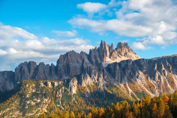 le cinque torri sono le montagne della tofana di rozes, vicino alla città di cortina d'ampezzo, al passo falzarego in provincia di belluno - tofane foto e immagini stock