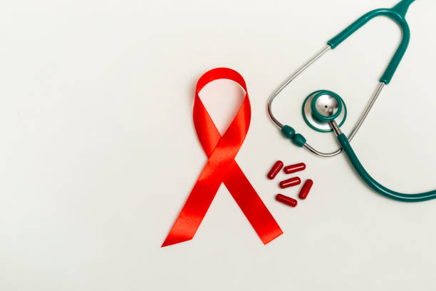 12月世界エイズデーの医療コンセプト。赤いリボン、緑色の医療聴診器、赤い治療薬や白い背景のビタミン。コピー領域を閉じる - sex object ストックフォトと画像
