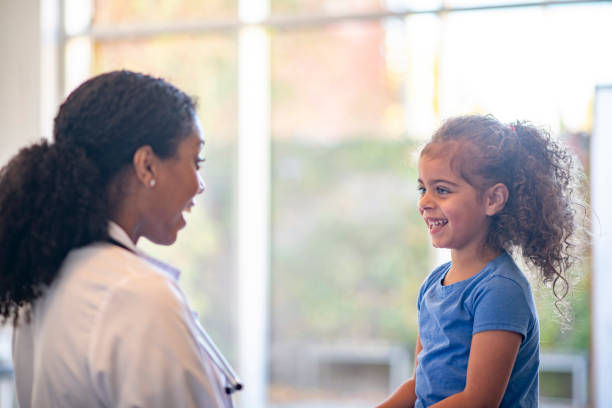 little girl at the doctors - research medical student doctor clinic imagens e fotografias de stock