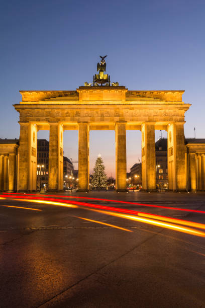 бранденбургские ворота освещаются в рождественский сезон - berlin germany night city motion стоковые фото и изображения