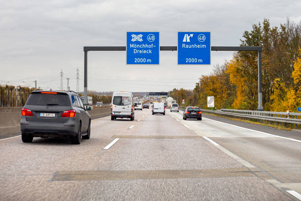 trafic sur l’autoroute allemande a3 - road marking road reflector road dividing line photos et images de collection