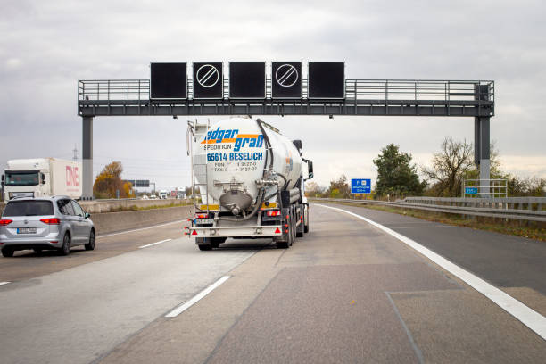 traffico sull'autostrada tedesca a3 - road marking road reflector road dividing line foto e immagini stock