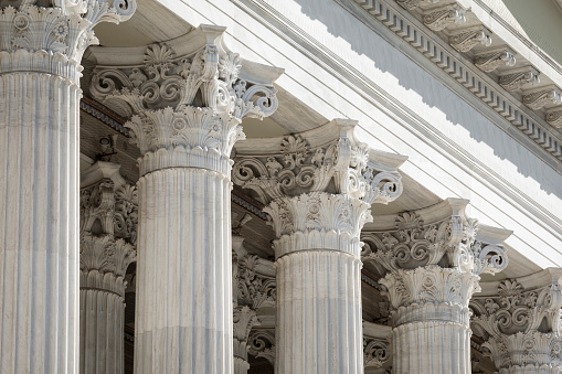 Detalle arquitectónico de las columnas de mármol de orden corintio photo