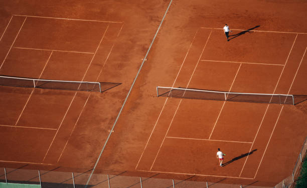 vista aérea das quadras de tênis - vista da cobertura superior - fotografias e filmes do acervo