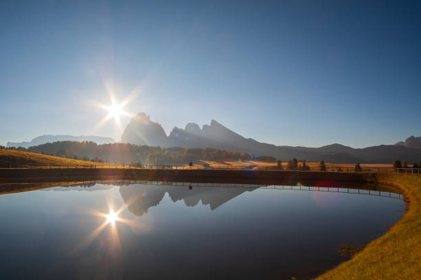 南チロル州オルティセイの町の近くに見えるサッソルンゴ山とランコフェル山脈を背景に美しい日の出を背景にアルペ・ディ・シウジ(セイザー・アルム)高山草原 - sassopiatto ストックフォトと画像