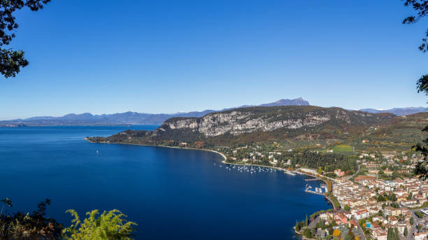 залив гарда - lake garda sunset blue nautical vessel стоковые фото и изображения