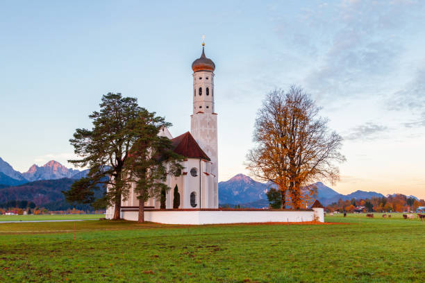 прекрасный вид на церковь святого коломана - st colomans church стоковые фото и изображения