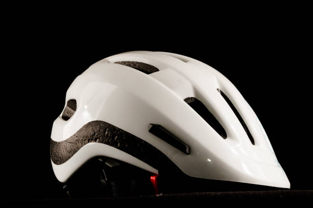 casco de seguridad de bicicleta de bicicleta blanca - cycling helmet cycling sports helmet isolated fotografías e imágenes de stock