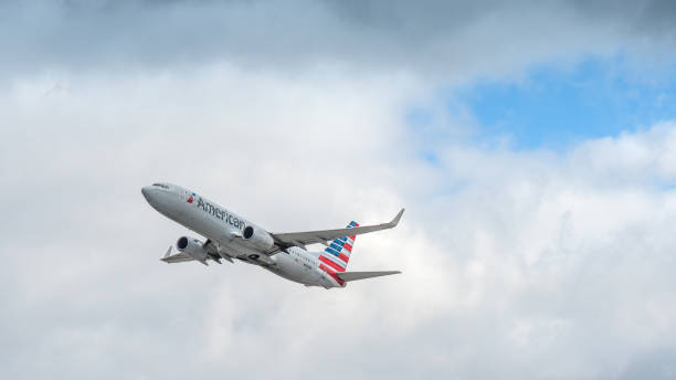 magic american airlines - wing airplane boeing 737 jet foto e immagini stock