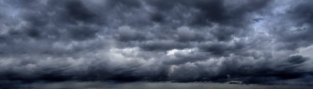 banner dramatische dunkle gewitterwolken schwarzer himmelshintergrund. dunkle gewitterwolken regenzeit. panorama meteorologie gefahr sturmkatastrophen klima. dunkle wolkenlandschaft sturmwolke mit kopierraum. - storm cloud storm dramatic sky hurricane stock-fotos und bilder