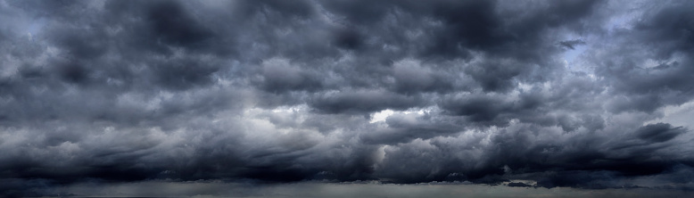 Banner Dramáticas nubes de tormenta oscuras fondo de cielo negro. Nubes de tormenta oscura temporada de lluvias. Panorama Meteorología peligro tormenta de viento desastres climáticos. Nube de tormenta oscura con espacio de copia. photo